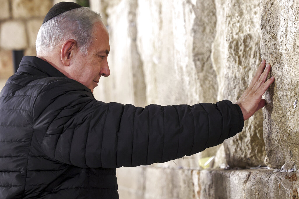 Benjamin Netanyahu beckons to the 'The Guardian of Israel neither slumbers nor sleeps'