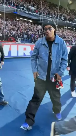  Ronaldinho is in da house
cc: fcbarcelona