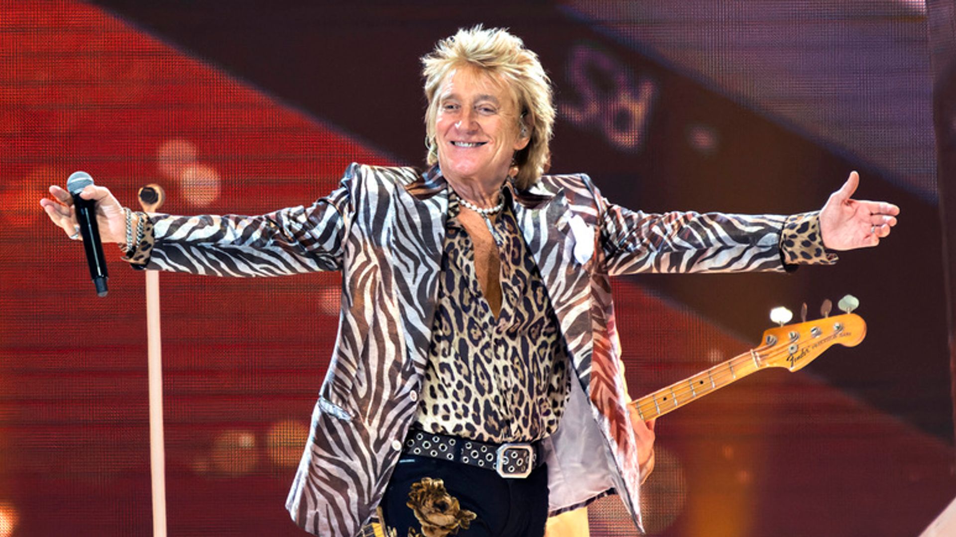 Rod Stewart to play Glastonbury's legend slot