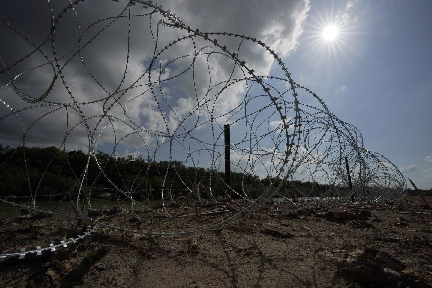 Texas has right to build razor wire border wall, appeals court rules