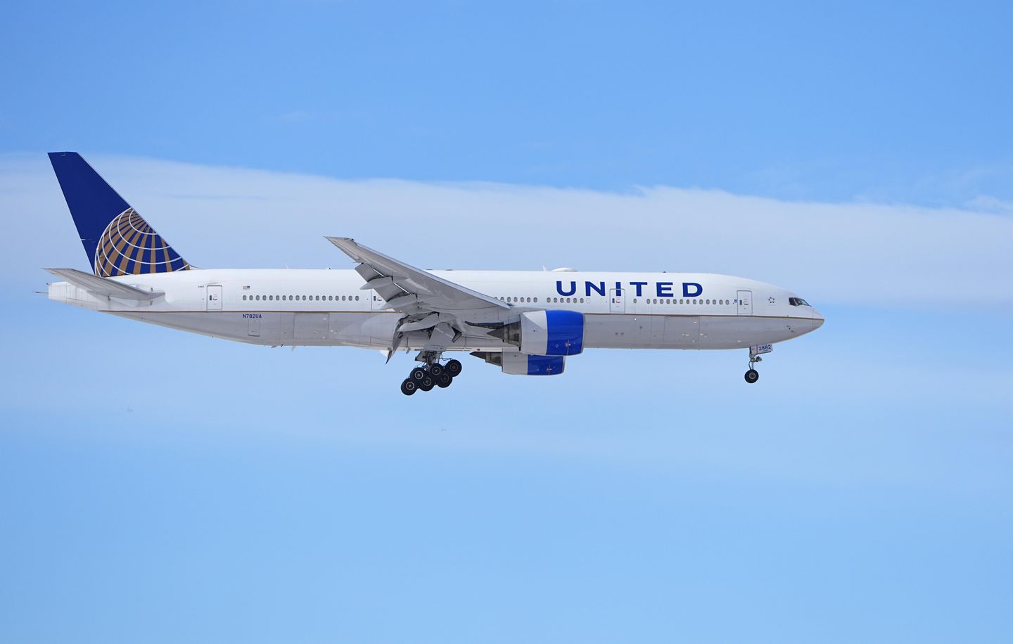 Passengers intervene to restrain rampaging traveler on United Airlines flight