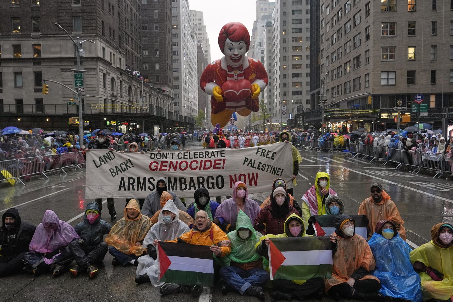 Macy's Thanksgiving Day Parade: Big balloons, wet weather and 21 protesters arrested