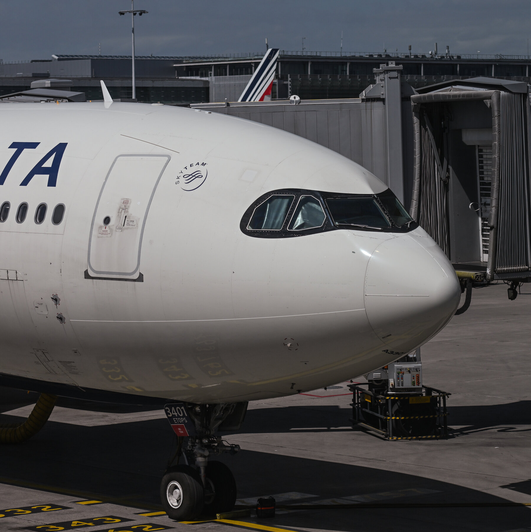 After Stowaway Found, Delta Investigates Flight From New York to Paris