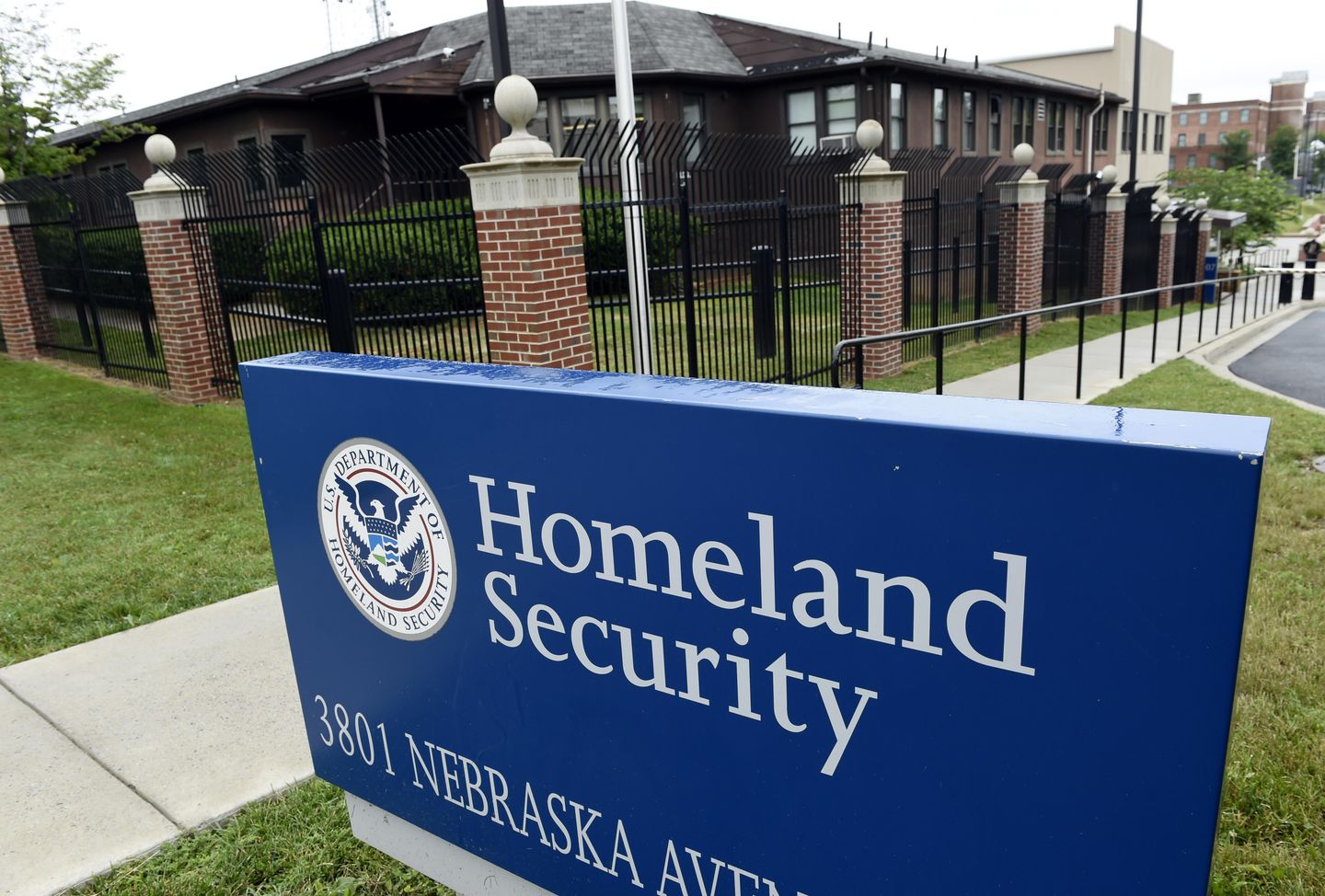 DHS deportation officer arrested migrant as a favor to fraudster, say federal prosecutors