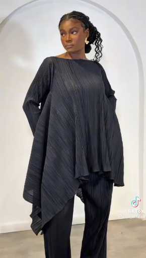 Pleated outfit idea 

Cc:Ciarofficial

Follow our page