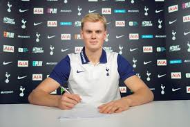 Tottenham sign Czech goalkeeper Kinsky