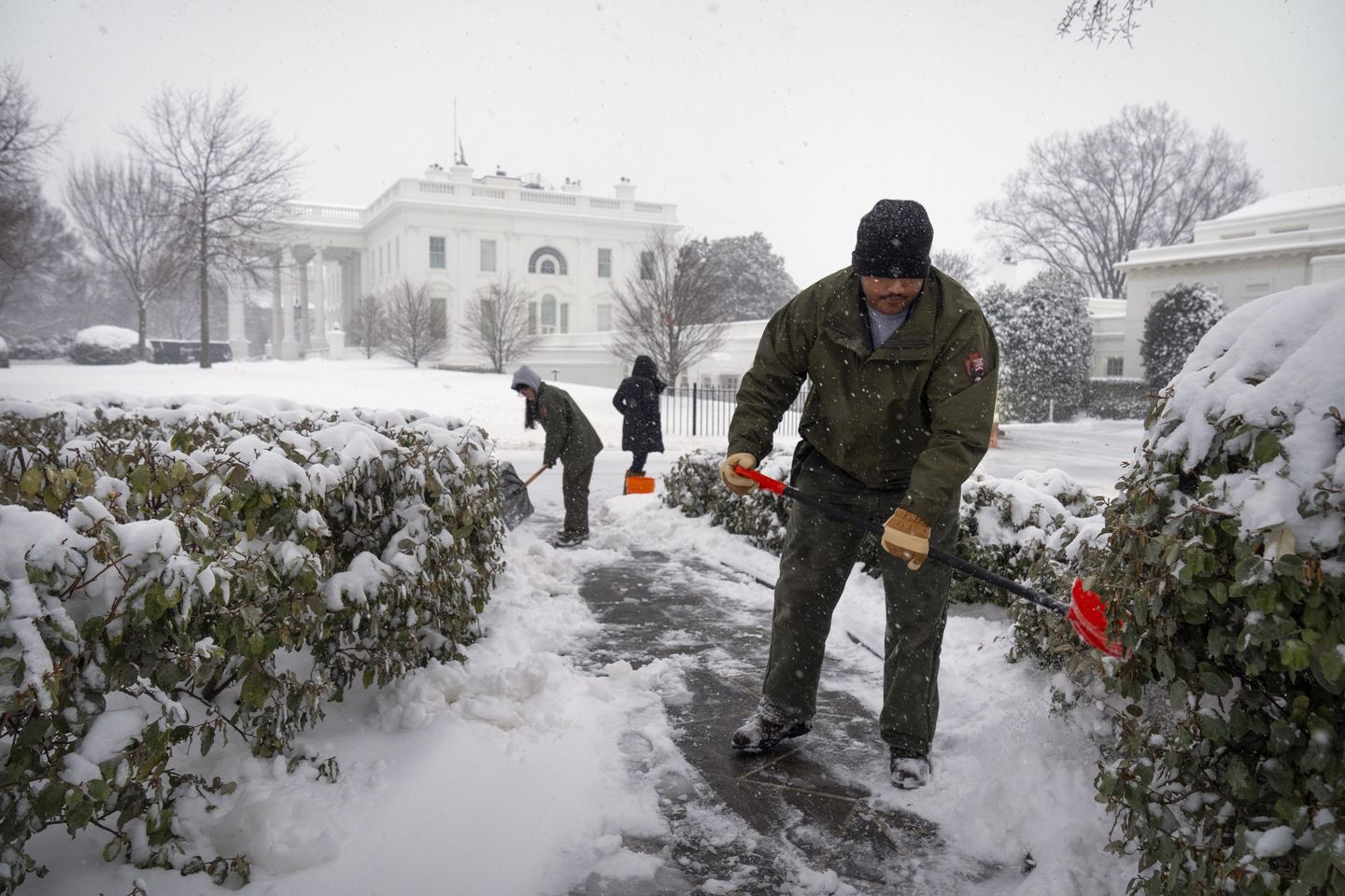 Federal and local governments close down as snow piles up in D.C. area