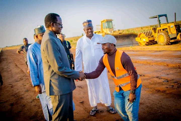 Governor Buni supported labourers, road workers, wood pushers, and drivers with cash prizes in Damaturu-Kalallawa road