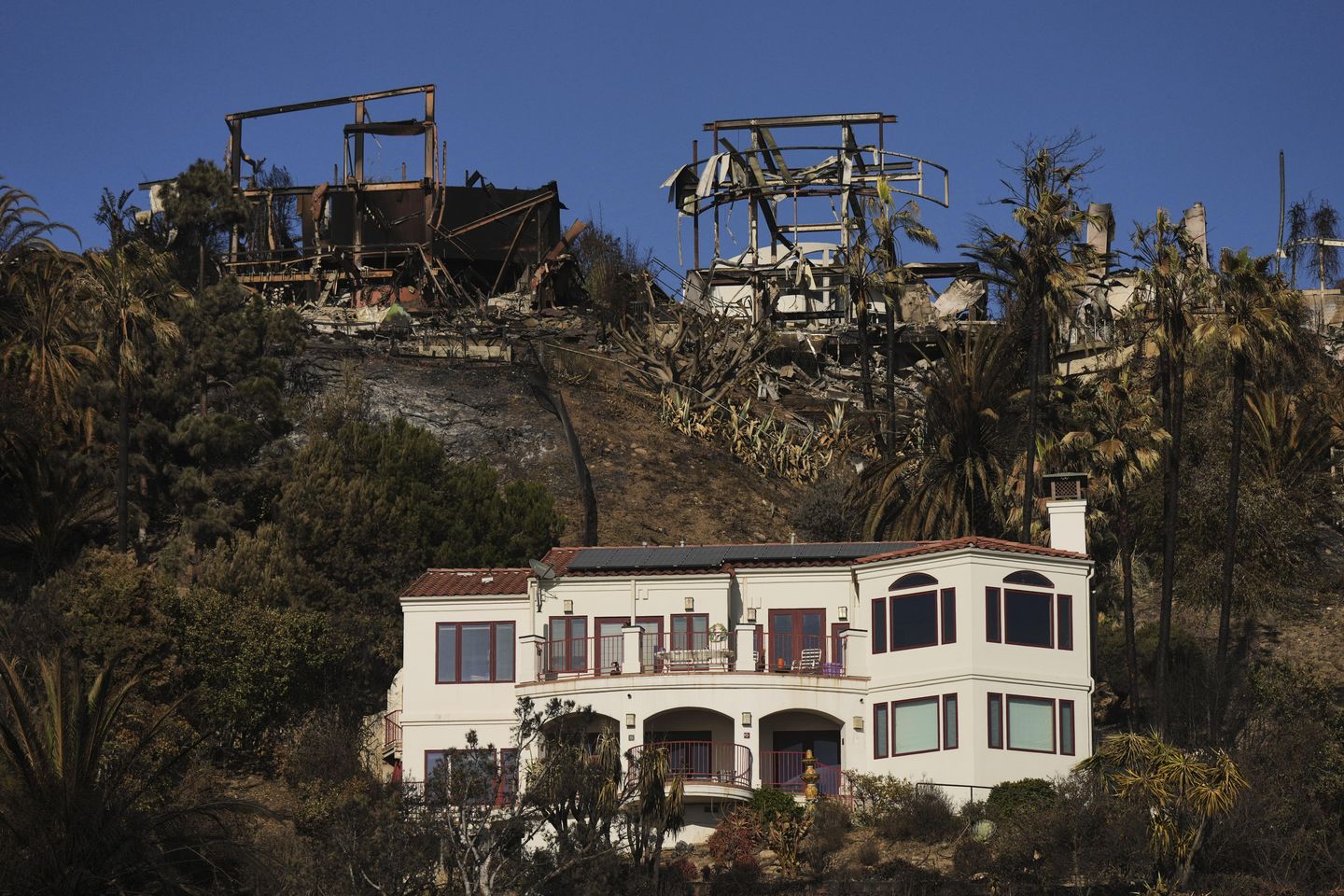 Scores of looters, burglars arrested for hitting empty homes near L.A. wildfires