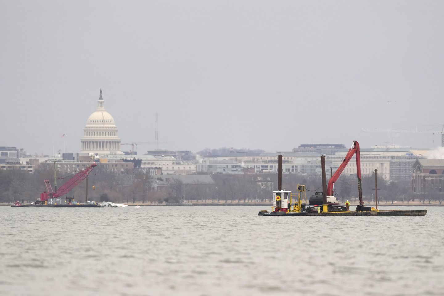 Crews begin removing wreckage from last week's deadly midair collision from the Potomac River