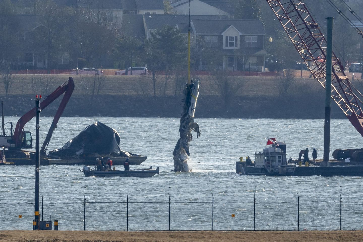 Recovery work resuming at site of deadly plane and chopper collision near Washington