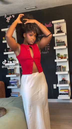 How to style a silk skirt 

Cc:Storyofuninda