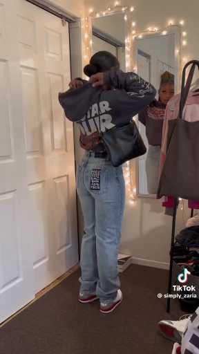 How to style a hoodie 

Cc: Simpyzaria