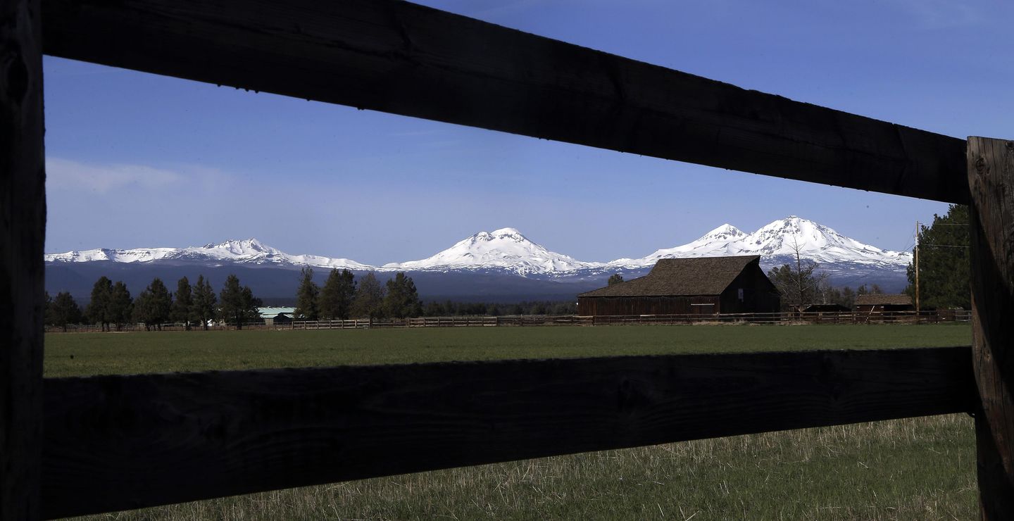 Two skiers killed in avalanche in Oregon's Cascade Mountains