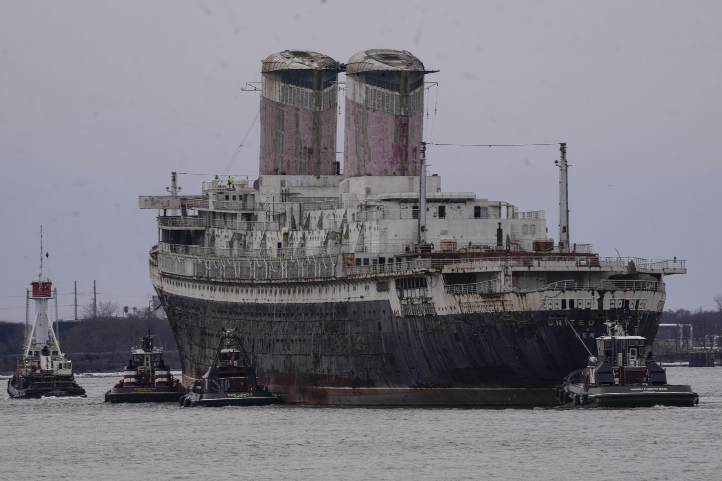 Legendary, long-neglected SS United States begins final voyage