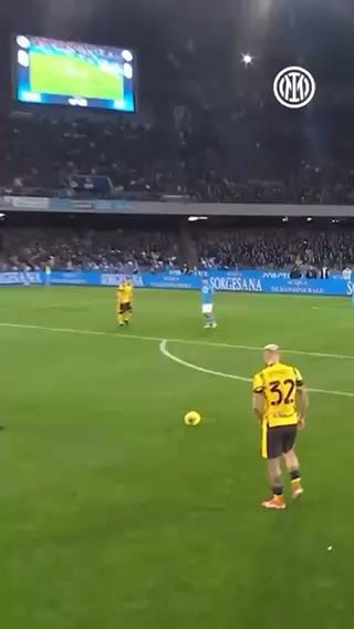  A left foot that paints impossible trajectories