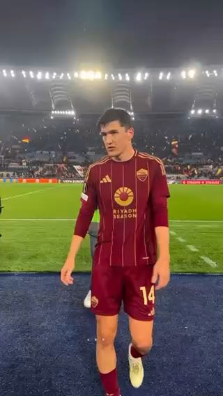  Give me five, Eldor!
cc: officialasroma
#sports