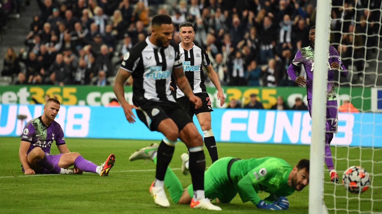 Newcastle beat West Ham 1-0 to boost top four bid