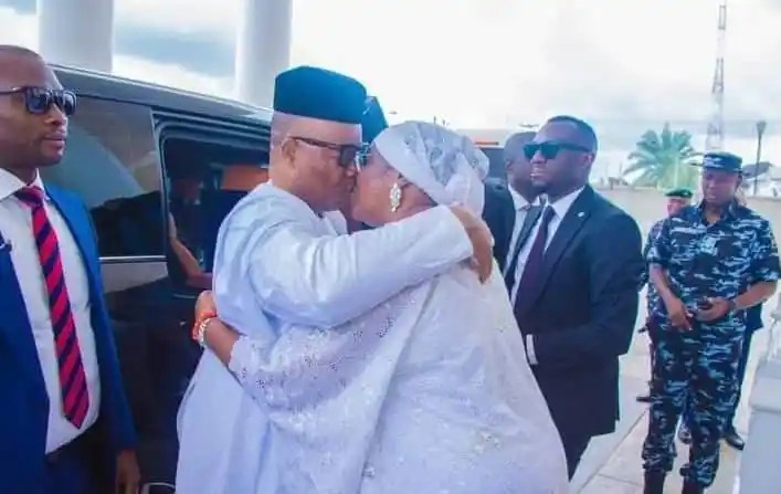 TRENDING: Akpabio shows off romantic side, kisses wife as she bags honourary doctorate (PHOTOS)