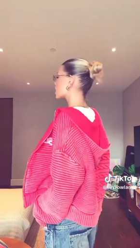 How to style a sweat jacket 

Cc:Lillyrowland