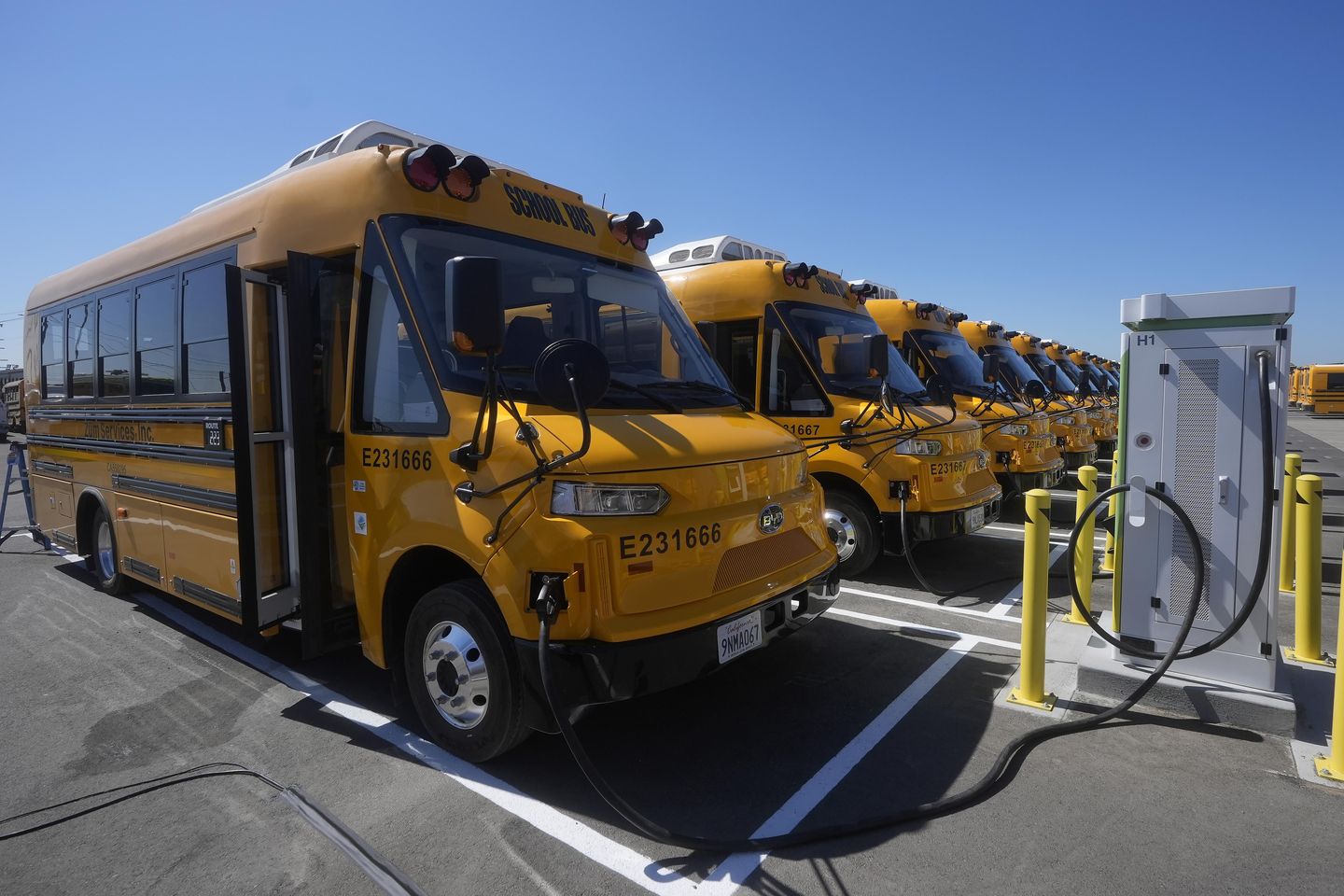 California expands its electric school bus fleet as federal freeze paused efforts elsewhere