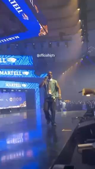 youngjonn performing at last nights africamagic AMVCA