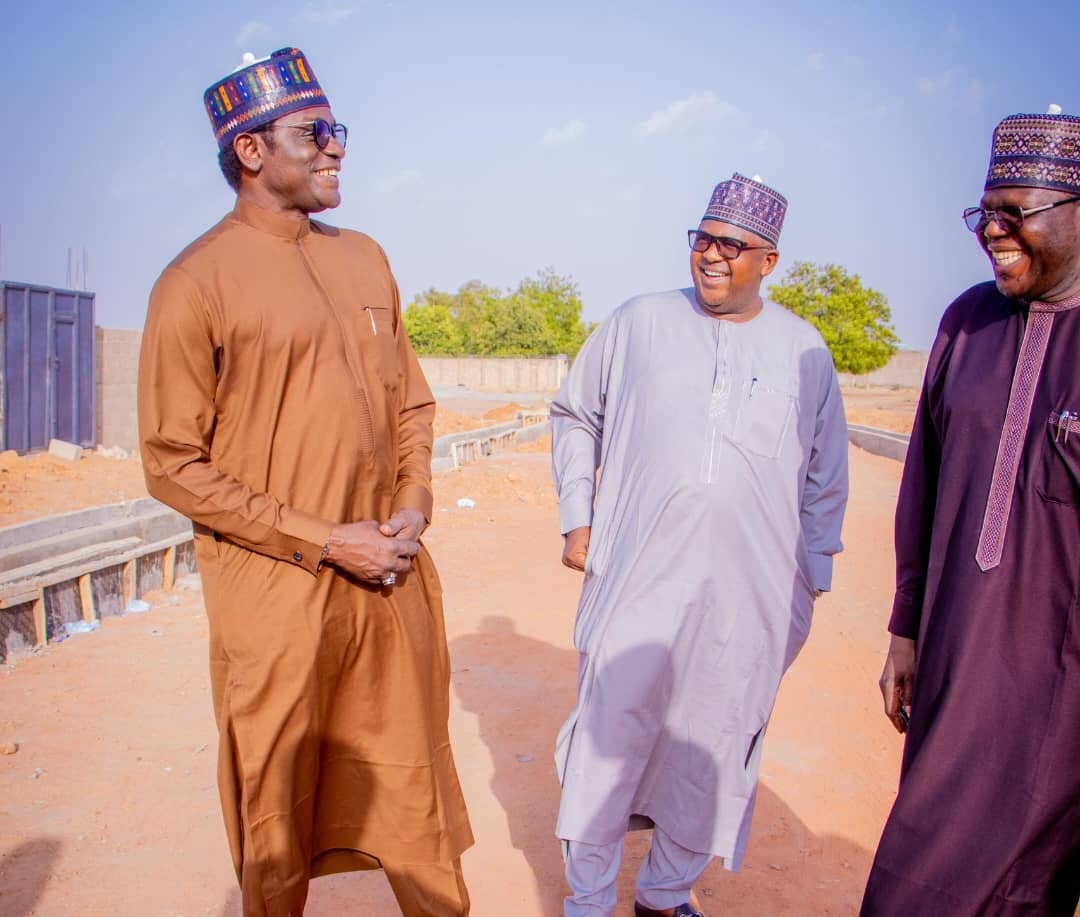 Gwamna Buni tare da rakiyar amininsa, Hon. Salisu Muktari, ya kai ziyarar bazata ga ayyukan da ake gudanarwa a Damaturu