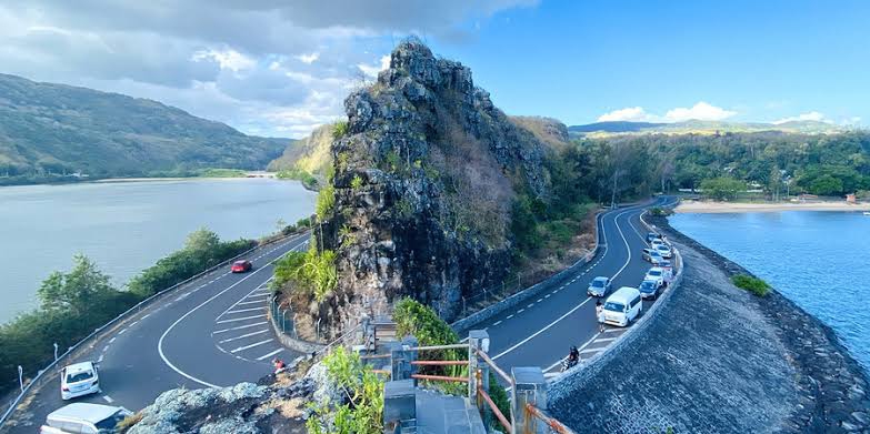 Maconde Point – The Dramatic Bend Where Land Meets Infinity