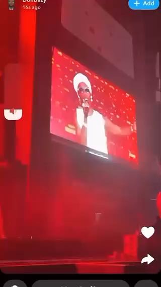 Wizkid performing essence ft
Tems live at