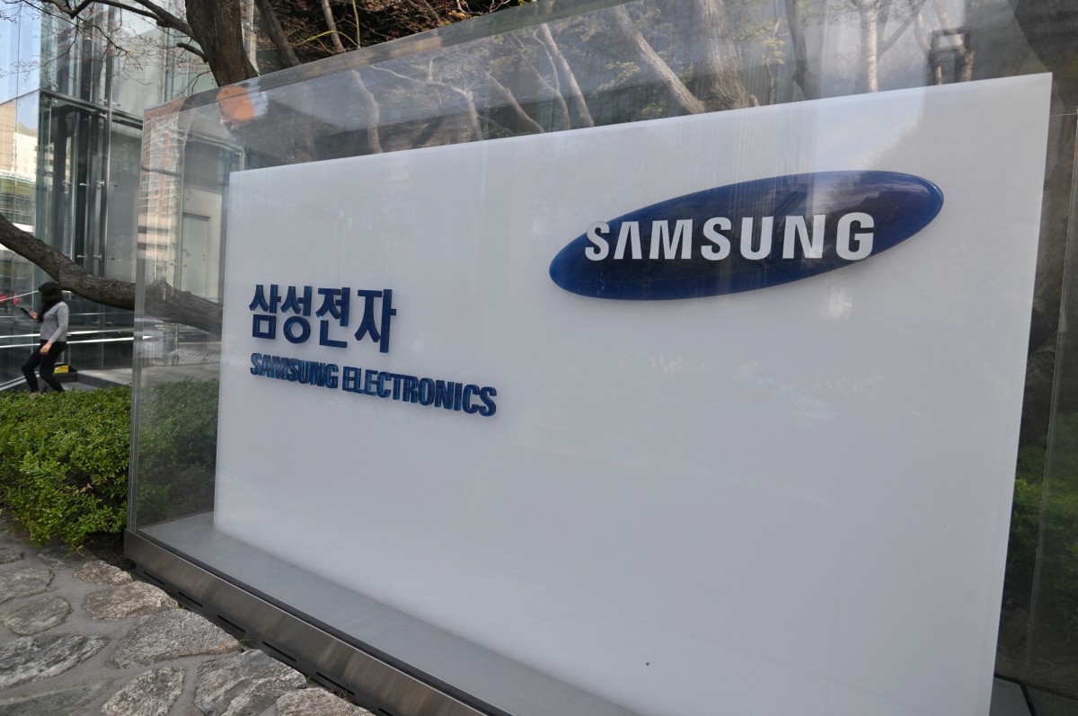 Samsung unveils slimmed-down foldable smartphone