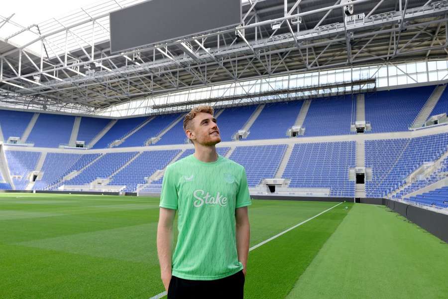 Everton sign Bournemouth keeper Travers