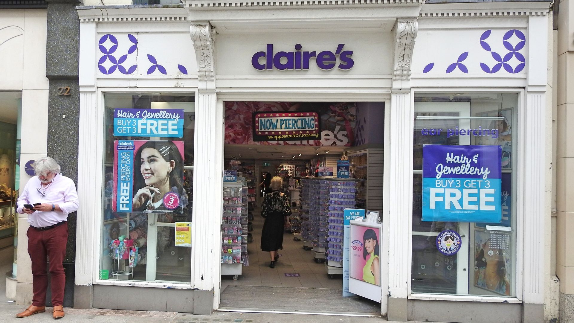 Claire's falls into administration with more than 2,000 jobs at risk