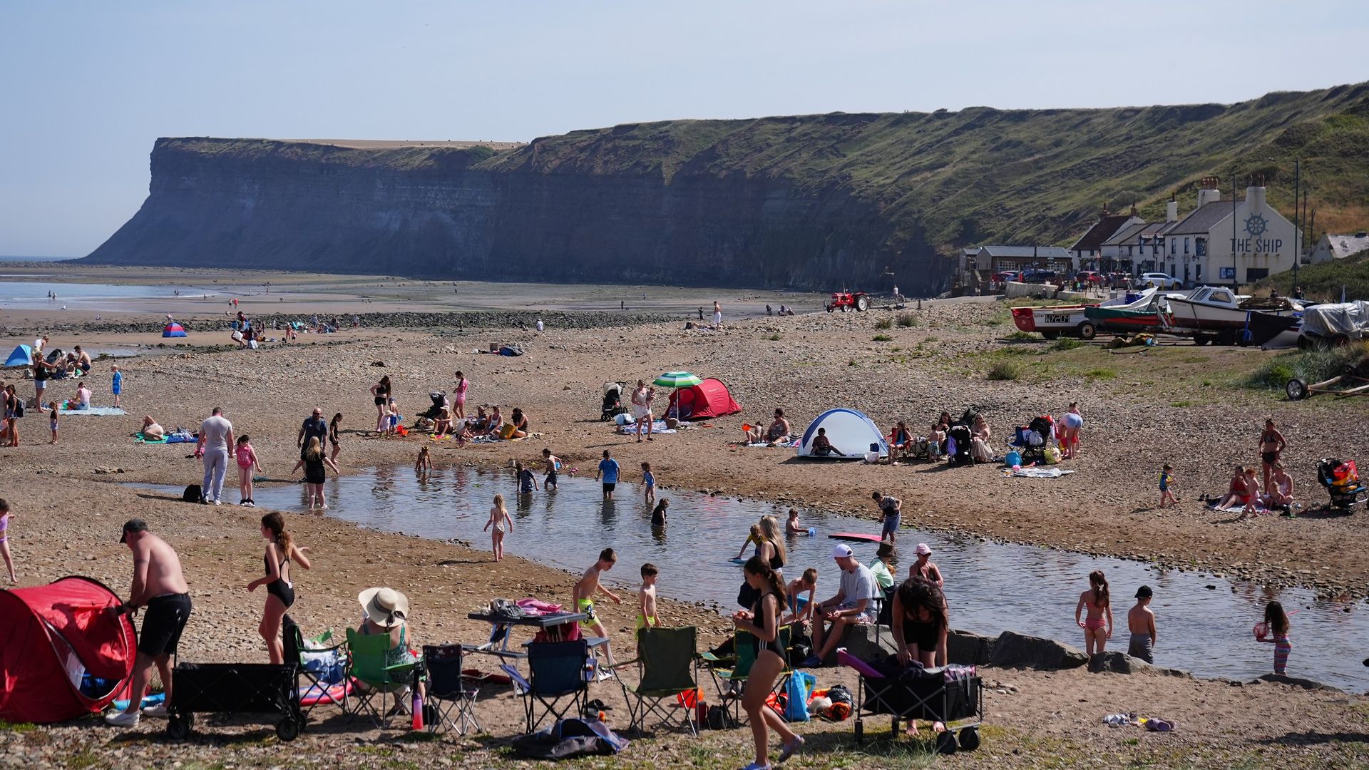 Yellow heat health alert extended across large parts of UK amid heatwave