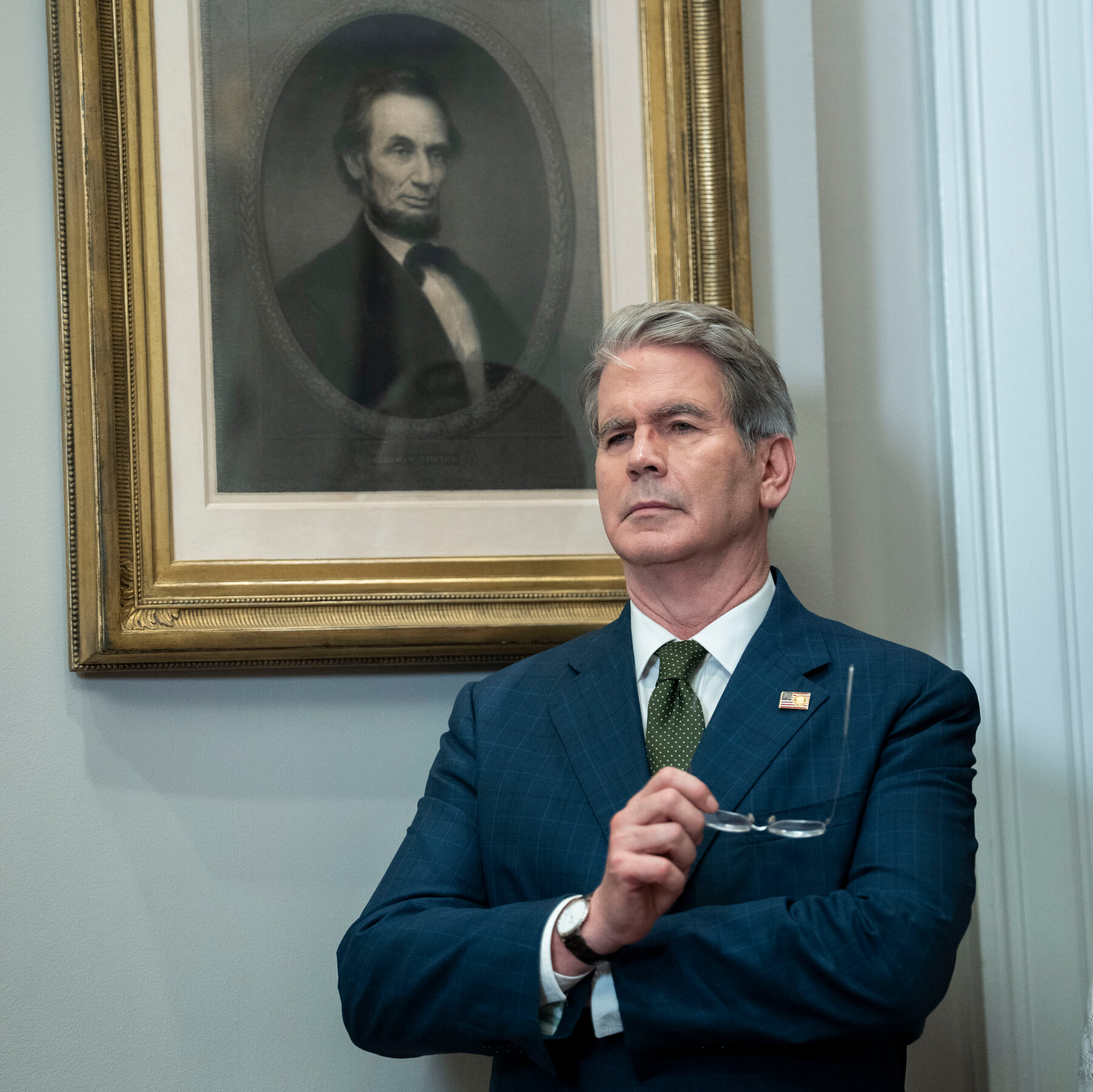 Bessent Has Yet to Fully Divest Assets, Raising Concern at Ethics Agency
