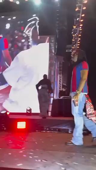  Baddo at Seyi Vibez's TBS Concert.
cc: